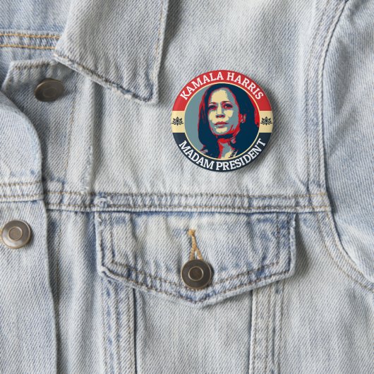 KAMALA HARRIS MADAM PRESIDENT RONDE BUTTON 5,7 CM (In situ)