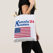 Kamala Harris met Amerikaanse vlag Tote Bag (Dichtbij)
