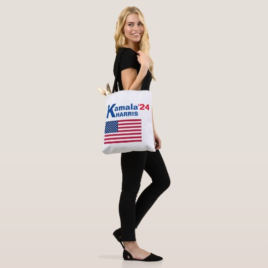 Kamala Harris met Amerikaanse vlag Tote Bag (Op model)