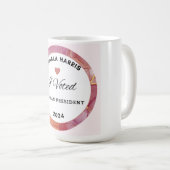 Kamala Harris Mok. Witte en lichtroze kleuren. Koffiemok (Voorkant rechts)