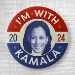Kamala Harris President 2020 Democraat Foto Retro Ronde Button 3,2 Cm<br><div class="desc">Ik ben met Kamala 2020 politieke knop met  kleuren | Harris heeft een blauwe pixelated look,  die doet denken aan Kennedy-knoppen uit de jaren 60. Kamala Harris voor President | Politieke verkiezingsmiddelen voor de Democraten | campagneartikelen voor de verkiezingen in de Verenigde Staten in 2020</div>