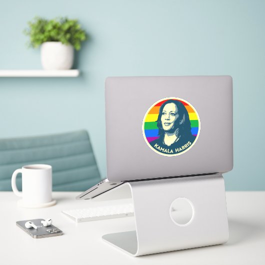 KAMALA HARRIS PRIDE BADGE STICKER (Laptop op bureau)