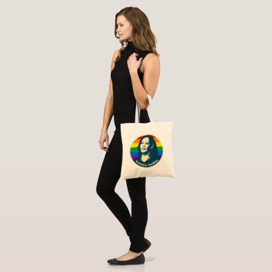 KAMALA HARRIS PRIDE BADGE TOTE BAG (Voorkant (model))