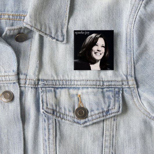 Kamala Harris Sparks Joy Vierkante Button 5,1 Cm (In situ)