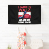 Kamala Harris stapt op rood MAGA-Pet Spandoek (Insitu)