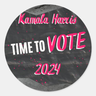 Kamala Harris Sticker. Donker met roze lettertype. Ronde Sticker