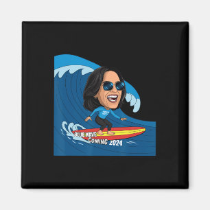 Kamala Harris surfplank rijden op een blauwe golf Magneet