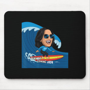 Kamala Harris surfplank rijden op een blauwe golf Muismat
