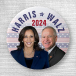 Kamala Harris Tim Walz 2024 President Vice Foto's Ronde Button 3,2 Cm<br><div class="desc">Dit ontwerp zegt,  "Kamala Harris / Tim Walz 2024" en bevat een foto van Kamala Harris en Tim Walz voor een Amerikaans vlagpatroon | Verkiezingskleding voor Democraten | Amerikaanse campagne merchandise | Bekijk meer Harris merch hier: https://www.zazzle.com/store/politicaltheatre/products?dp=252536702459719117&cg=196747433535254757&ps=204</div>