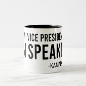 Kamala Harris, vice-President waar ik het over heb Tweekleurige Koffiemok (Center)