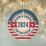 Kamala Harris voor President 2024 Christmas Keramisch Ornament<br><div class="desc">Schattigee retro Kamala Harris voor President Stars and Stripes Kerstversiering van de Amerikaanse vlag voor de 2024-verkiezing. Een cool  uitziend cadeau voor democraten in blauw en rood.</div>