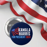 Kamala Harris voor President 2024 Dark Blue Ronde Button 5,7 Cm<br><div class="desc">Kamala Harris voor President 2024 Verkiezingsmarineblauwe knop met wapperende Amerikaanse vlag. Schattige rood,  wit en blauw ontwerp voor een patriottische democraat die bij de presidentsverkiezingen stemt.</div>