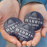 Kamala Harris voor President 2024 Foto Button Pin<br><div class="desc">Stem Kamala Harris voor President 2024 Ronde Pinback Buttonnen met blauw portretfoto. Het werd gesteund door Joe Biden,  Nancy Pelosi,  Chuck Schumer en Hakeem Jeffries,  evenals de overweldigende meerderheid van de gekozen Democraten.</div>