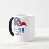Kamala Harris voor President 2024 Magische Mok (Voorkant links)