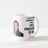 Kamala Harris VP AKA Alpha Kappa Alpha Koffiemok (Voorkant rechts)