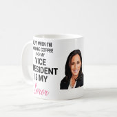 Kamala Harris VP AKA Alpha Kappa Alpha Koffiemok (Voorkant links)