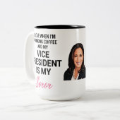 Kamala Harris VP AKA Alpha Kappa Alpha Tweekleurige Koffiemok (Voorkant links)