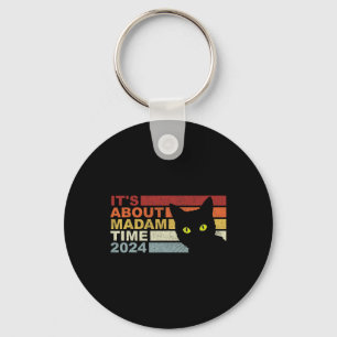 Kamala Harris W Cat 2024 Het gaat om Madam Time Pr Sleutelhanger