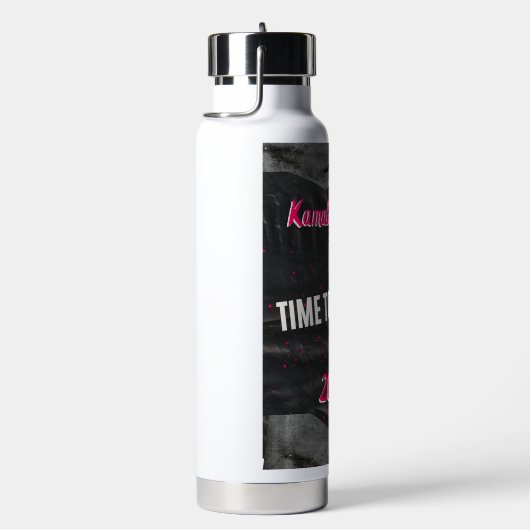 Kamala Harris. Waterfles (Rechts)