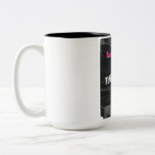 Kamala Harris. Wit met zwarte binnenkleur. Tweekleurige Koffiemok (Links)