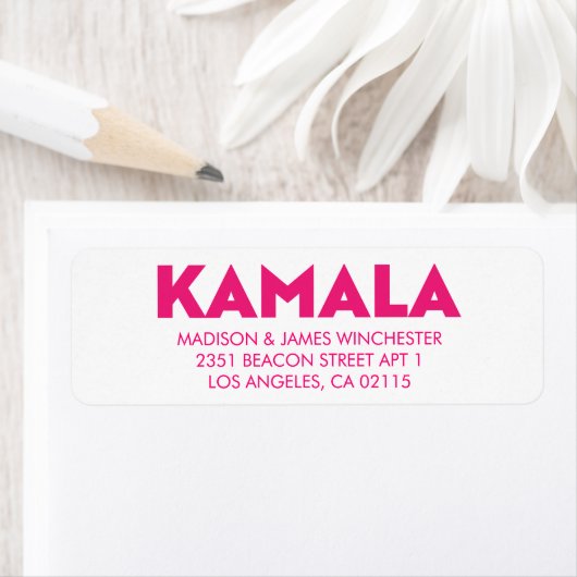Kamala moderne gedurfde typografie hot roze en wit etiket (Insitu)