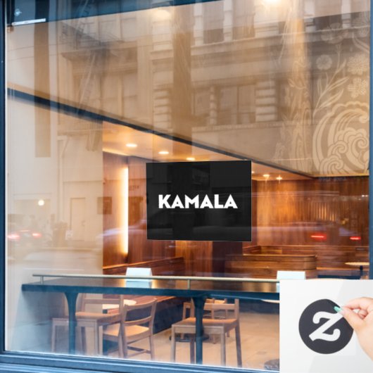 Kamala moderne gedurfde typografie wit en zwart raamsticker (Cafe Raam)