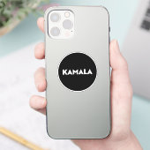 Kamala moderne gedurfde typografie wit zwart rond sticker (Telefoon)