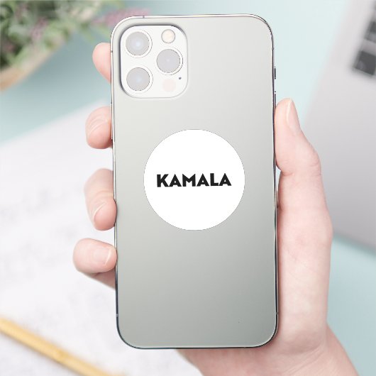 Kamala moderne gedurfde typografie zwart wit rond sticker (Telefoon)