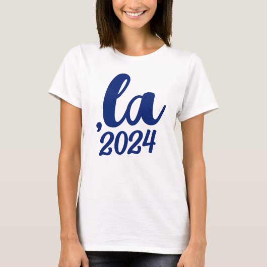 Kamala uitspraak 2024 blauwe tekst t-shirt (Voorkant)