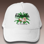 Kamala voor President Kokosnoot Trucker Pet<br><div class="desc">Opvallen met deze kleurrijke grafische pet ondersteunen Kamala Harris campagne voor President. Beschikt over vet zwart schrift belettering en bloemen en kokosnoot grafische accenten met een vrouwelijke flair. Uw keuze van pet kleuren.</div>