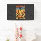 Kamala Wint met Vrolijk Retro Boho Harris Walz Spandoek (Insitu)