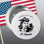 Kamala's kinderloze kat dames pin ronde button 7,6 cm<br><div class="desc">Klap terug met deze pin-back knop voor kattendame die Kamala Harris-campagne voor President ondersteunt. Voorzien van een retro stijl afbeelding van een lachende vrouw en kat met tekstbijschrift "Kinderloze Cat Ladies voor Kamala",  die bewerkbaar is. Kies uit twee stijlen en maten in de vervolgkeuzemenu's.</div>