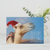 Kameel met kerst pet feestdagenkaart (Staand voorkant)