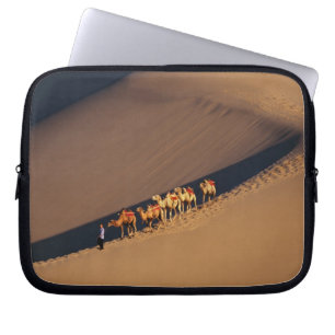 Kameelkaravaan in de woestijn, Dunhuang, Gansu Laptop Sleeve