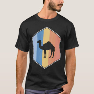 Kamel met retrokleuren in een hexagon t-shirt