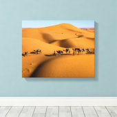 Kamelen in de woestijn onder de blauwe hemel canvas afdruk (Insitu (Houten vloer))