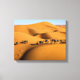 Kamelen in de woestijn onder de blauwe hemel canvas afdruk