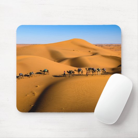 Kamelen in de woestijn onder de blauwe hemel muismat (Met muis)