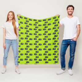 Kameraanhangwagens op groen fleece deken
