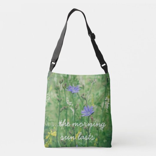 Kamille en cichorei bloemen op de groene weide crossbody tas (Achterkant)