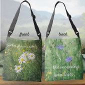 Kamille en cichorei bloemen op de groene weide crossbody tas