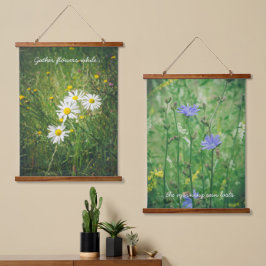 Kamille en cichorei bloemen op de groene weide hangend wandkleed