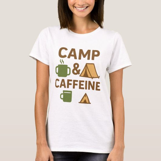 Kamp & Cafeïne – Grappige Koffie & Kampvuur ochten T-shirt (Voorkant)
