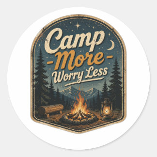 Kampeer Meer, Maak Je Minder Zorgen – Vintage Kamp Ronde Sticker