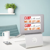 Kamperen in de Bossen Niet de linkerrijstrook Sticker (Laptop op bureau)