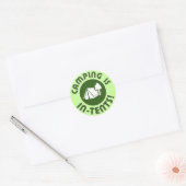 Kamperen is in-tenten ronde sticker (Envelop)