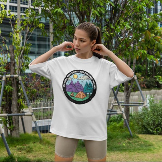 kamperen met alcoholbadge t-shirt