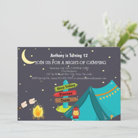 Kamperen met het verjaardagsfeest van het kampvuur kaart (Staand voorkant)