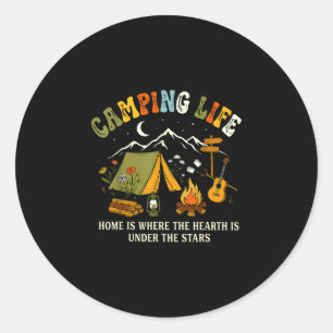 Kamperen thuis is waar de haard onder de ronde sticker