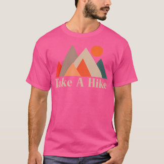 kampering in het buitengebergte, pak een hek t-shirt